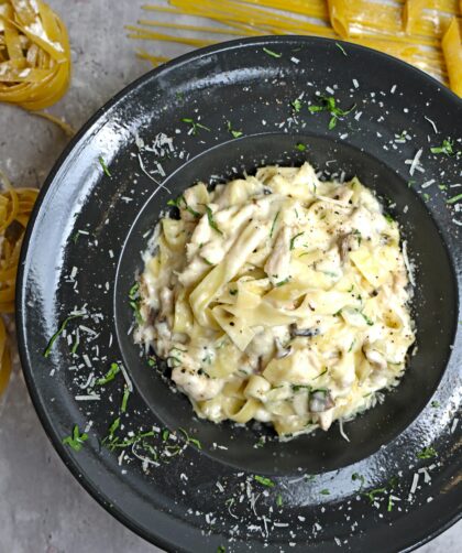 Keto chicken Alfredo casserole with melted mozzarella cheese, garnished with fresh parsley. A creamy, low-carb comfort meal.