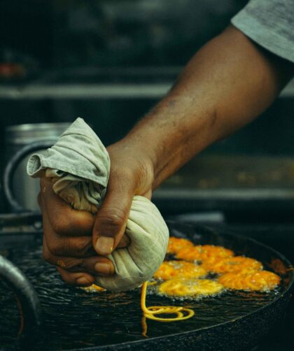 Person is making jalebi